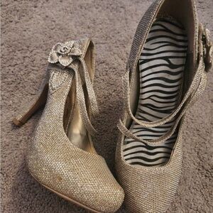 Elegant Gold Women's Heels with Floral Detail